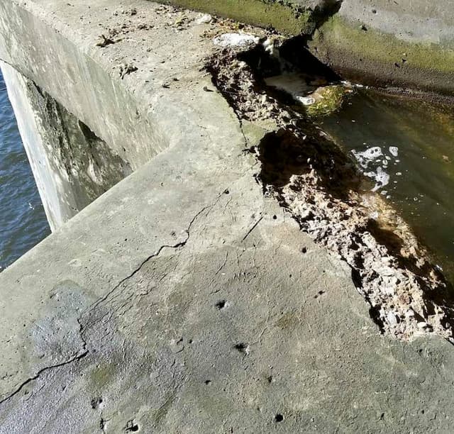 Hydroelectric dam draft tube repair